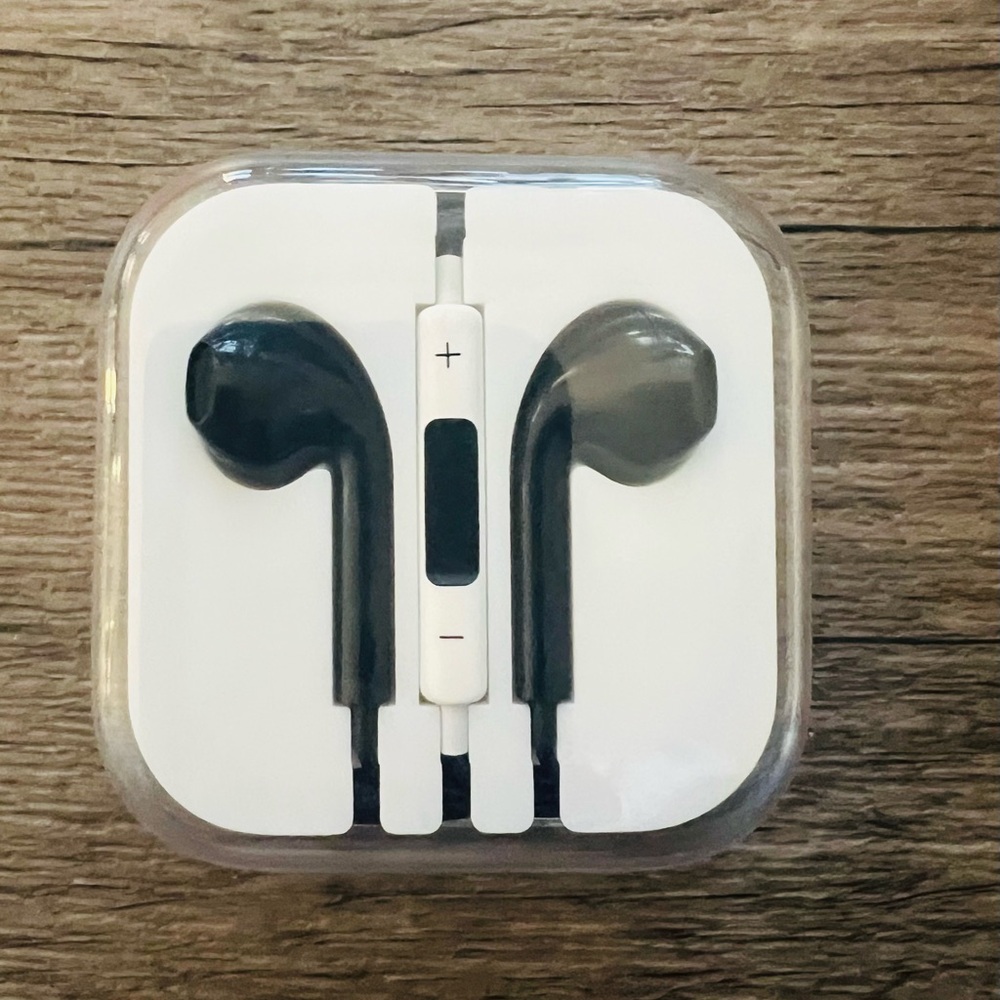 EarPods (3.5mm Headphone Plug)